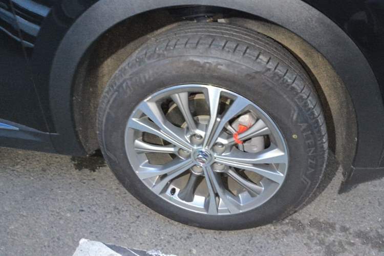 Used Buick Envision 2023 Encore Plus 652T Five-Seat All-Wheel-Drive Luxury Model Right Front Wheel Hub
