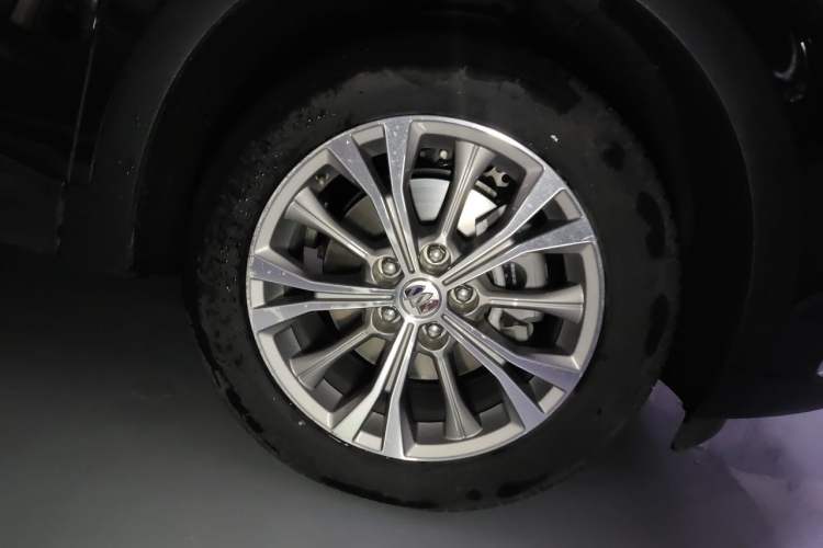 Used Buick Envision 2023 Encore Plus 652T Five-Seat Luxury Model Right Front Wheel Hub