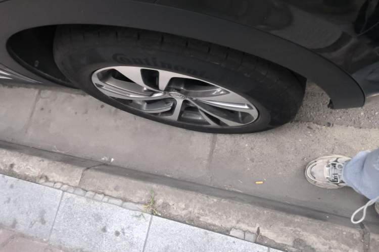 Used Buick Envision 2023 Encore S 552T Two-Wheel Drive Luxury Model Right Front Wheel Hub