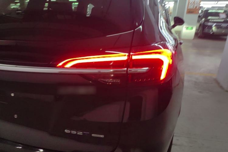 Used Buick Envision 2023 Encore Plus 652T Five-Seat All-Wheel-Drive Luxury Model Right Rear Taillight