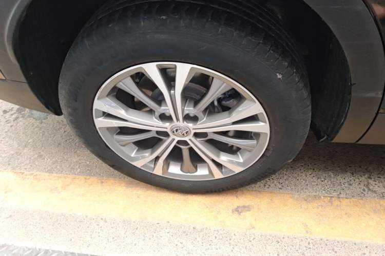 Used Buick Envision 2023 Encore Plus 652T Five-Seat All-Wheel-Drive Luxury Model Right Rear Wheel Hub