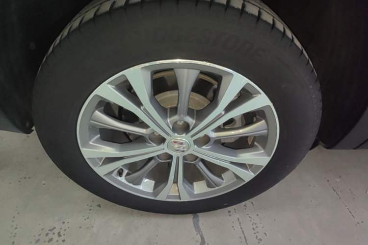 Used Buick Envision 2023 Encore Plus 652T Five-Seat All-Wheel-Drive Luxury Model Right Rear Wheel Hub