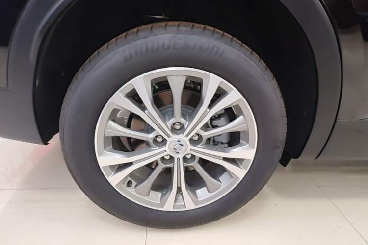 Used Buick Envision 2023 Encore Plus 652T Five-Seat Luxury Model Right Rear Wheel Hub