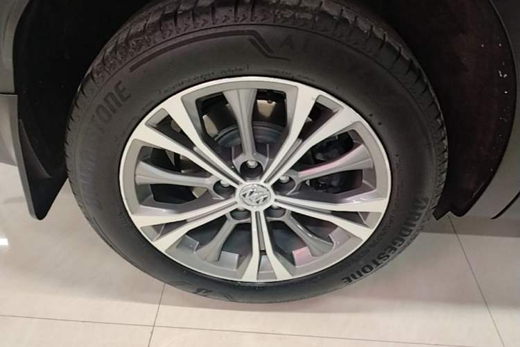 Used Buick Envision 2023 Encore Plus 652T Five-Seat Luxury Model Right Rear Wheel Hub