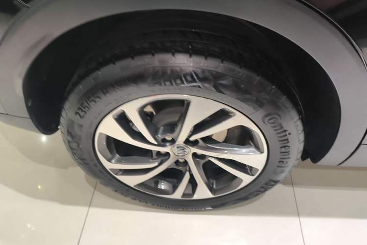 Used Buick Envision 2023 Encore S 552T Two-Wheel Drive Luxury Model Right Rear Wheel Hub