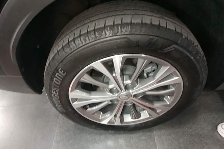 Used Buick Envision 2023 Encore Plus 652T Five-Seat All-Wheel-Drive Luxury Model Right Rear Wheel Hub