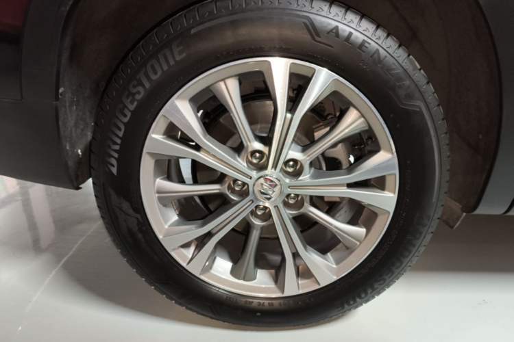 Used Buick Envision 2023 Encore Plus 652T Five-Seat All-Wheel-Drive Luxury Model Right Rear Wheel Hub