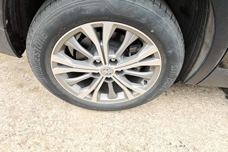 Used Buick Envision 2023 Encore Plus 652T Five-Seat Luxury Model Right Rear Wheel Hub