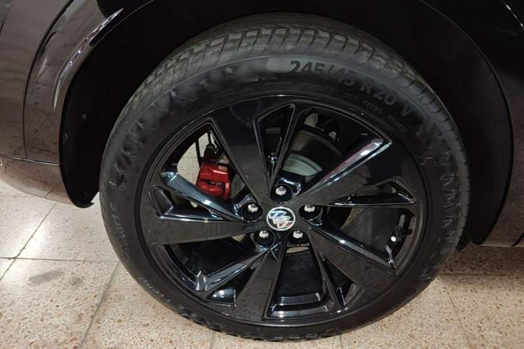 Used Buick Envision 2023 Encore S GS Four-Wheel Drive Sport Model Right Rear Wheel Hub