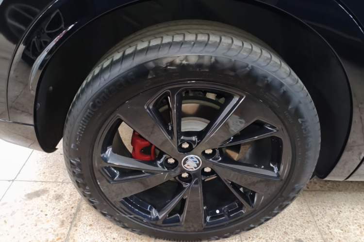 Used Buick Envision 2023 Encore S GS Four-Wheel Drive Sport Model Right Rear Wheel Hub