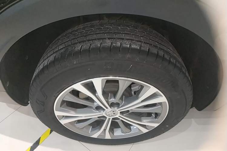 Used Buick Envision 2023 Encore Plus 652T Five-Seat Luxury Model Right Rear Wheel Hub