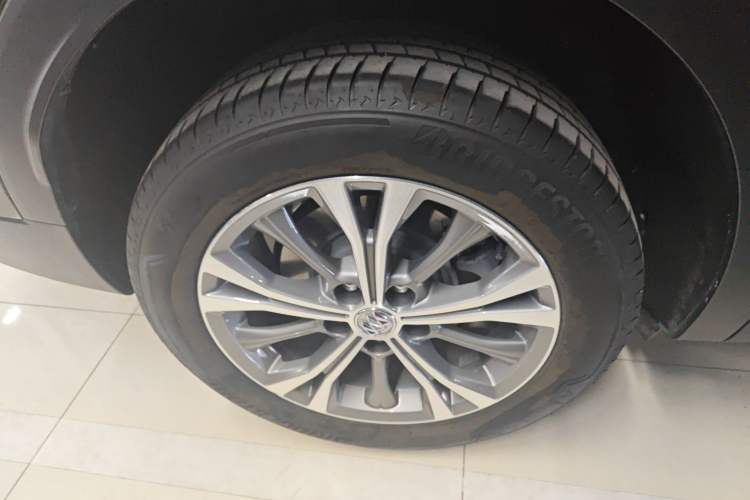 Used Buick Envision 2023 Encore Plus 652T Five-Seat Luxury Model Right Rear Wheel Hub