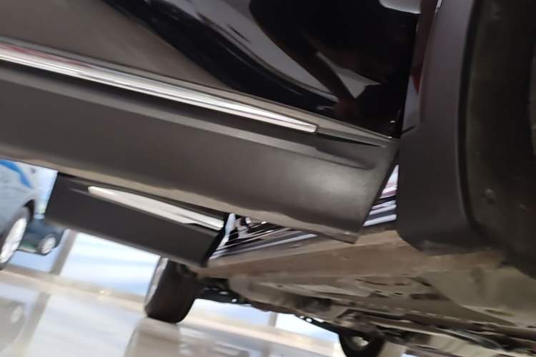 Used Buick Envision 2023 Encore Plus 652T Five-Seat Luxury Model Right Side Sill