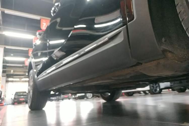 Used Buick Envision 2023 Encore Plus 652T Five-Seat All-Wheel-Drive Luxury Model Right Side Sill