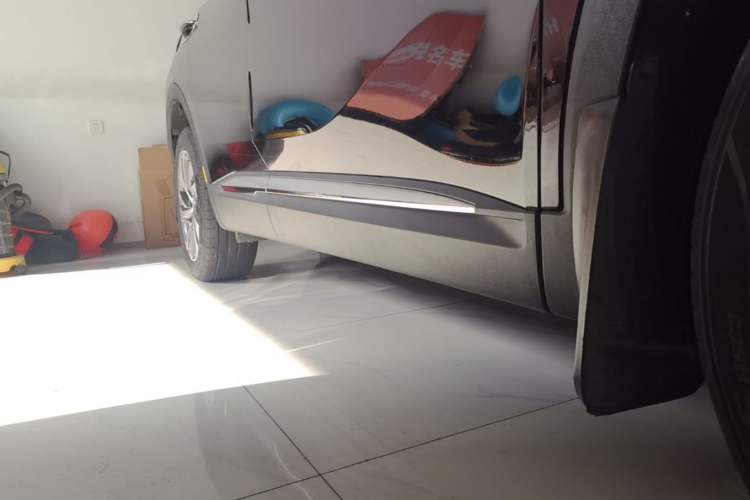 Used Buick Envision 2023 Encore S 652T Two-Wheel-Drive Luxury Model Right Side Sill