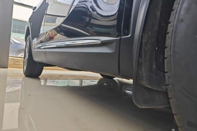 Used Buick Envision 2023 Encore Plus 652T Five-Seat Luxury Model Right Side Sill