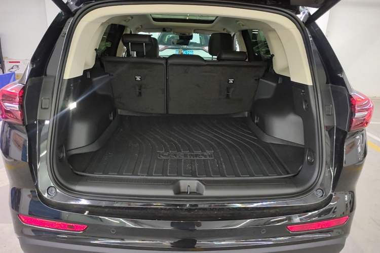 Used Buick Envision 2023 Encore Plus 652T Five-Seat Luxury Model Trunk