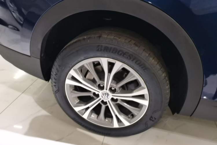 Used Buick Envision 2023 Encore Plus 652T Five-Seat Luxury Model Right Rear Wheel Hub