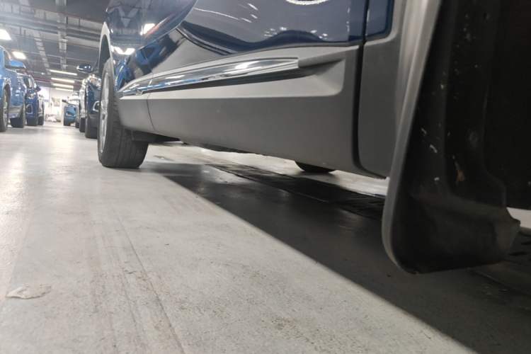 Used Buick Envision 2023 Encore Plus 652T Five-Seat Luxury Model Right Side Sill
