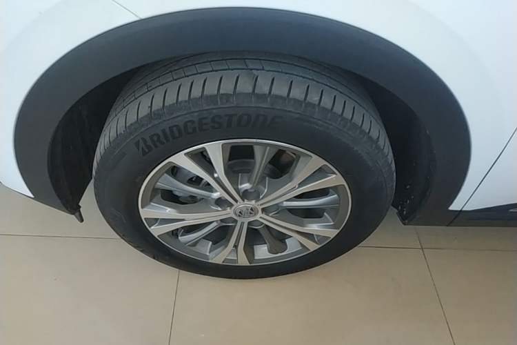 Used Buick Envision 2023 Encore Plus 652T Five-Seat Luxury Model Left Front Wheel Hub
