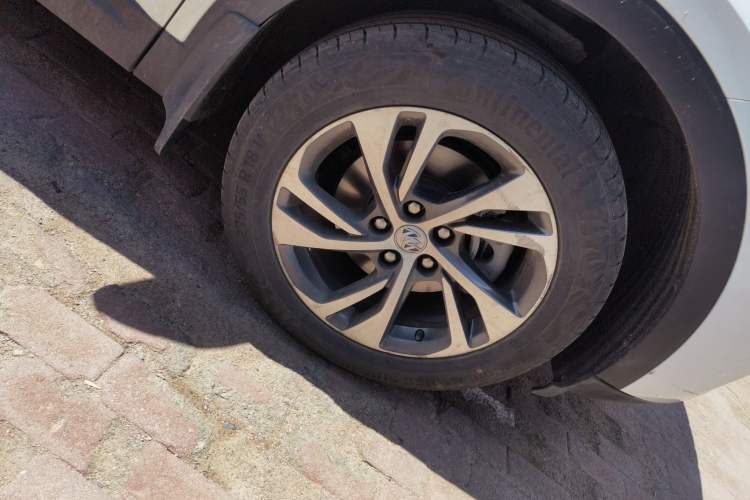 Used Buick Envision 2023 Encore S 552T Two-Wheel Drive Luxury Model Right Front Wheel Hub