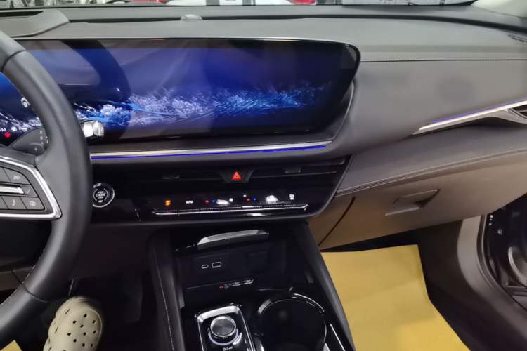 Used Buick Envision 2024 Encore Plus 28T Two-Wheel Drive Luxury Edition Audio And AC Panel