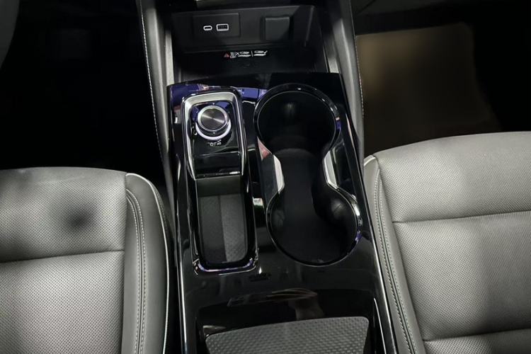 Used Buick Envision 2024 Encore Plus 28T AWD Luxury Edition Interior 3
