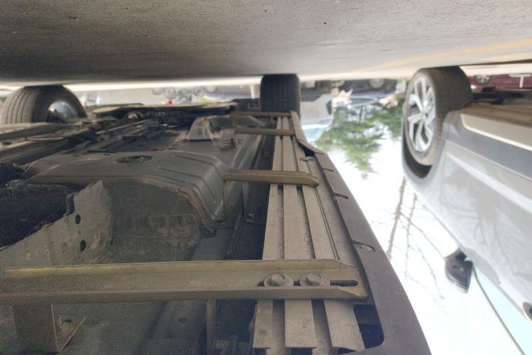Used Buick Envision 2024 Encore Plus 28T AWD Luxury Edition Left Side Sill