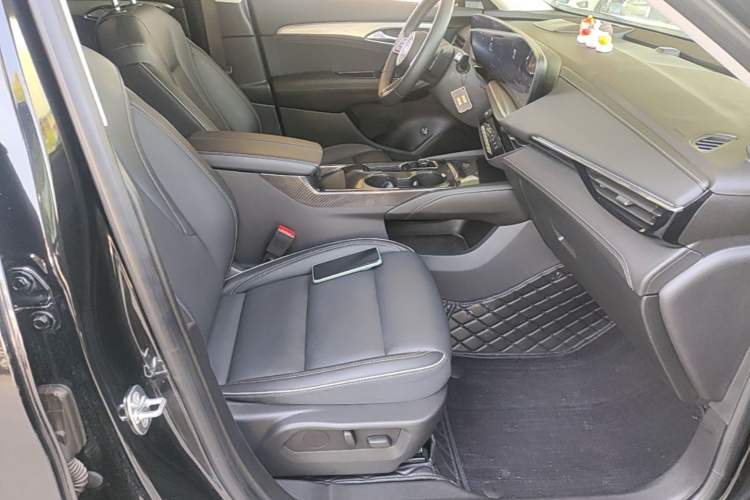 Used Buick Envision 2024 Encore Plus 28T AWD Luxury Edition Right Front Seat