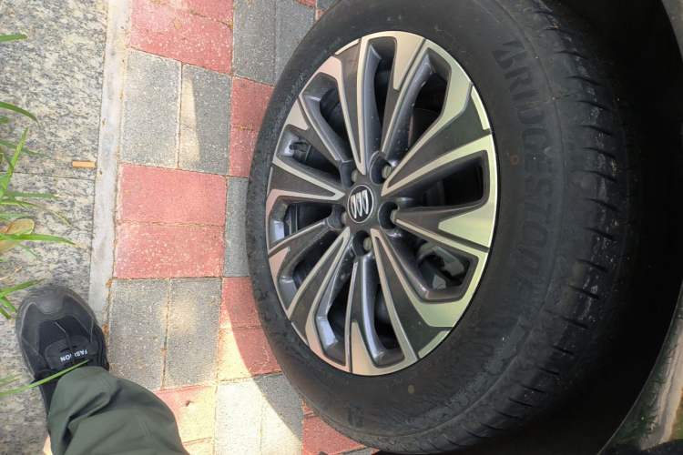Used Buick Envision 2024 Encore S 25T Ignite Black Style Edition Right Front Wheel Hub