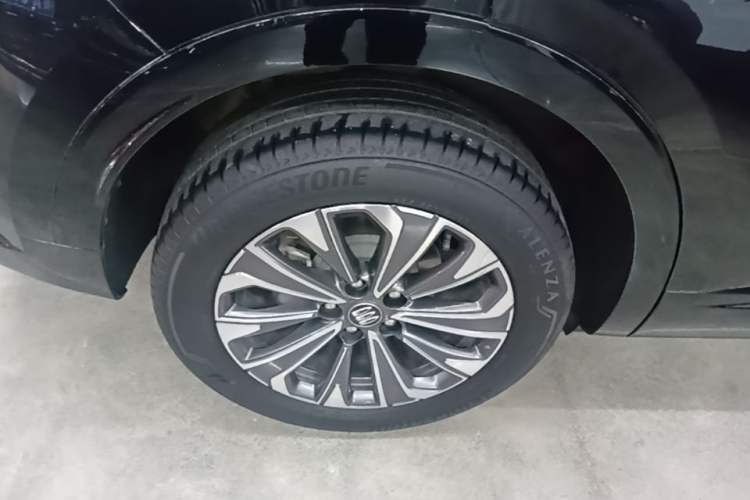 Used Buick Envision 2024 Encore S 25T Ignite Black Style Edition Right Rear Wheel Hub