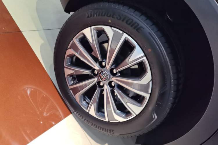 Used Buick Envision 2024 Encore Plus 28T Two-Wheel Drive Luxury Edition Right Rear Wheel Hub