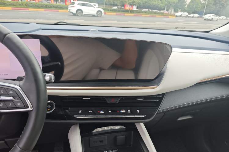 Used Buick Envision 2024 Encore Plus AWD Avenir Interior 3