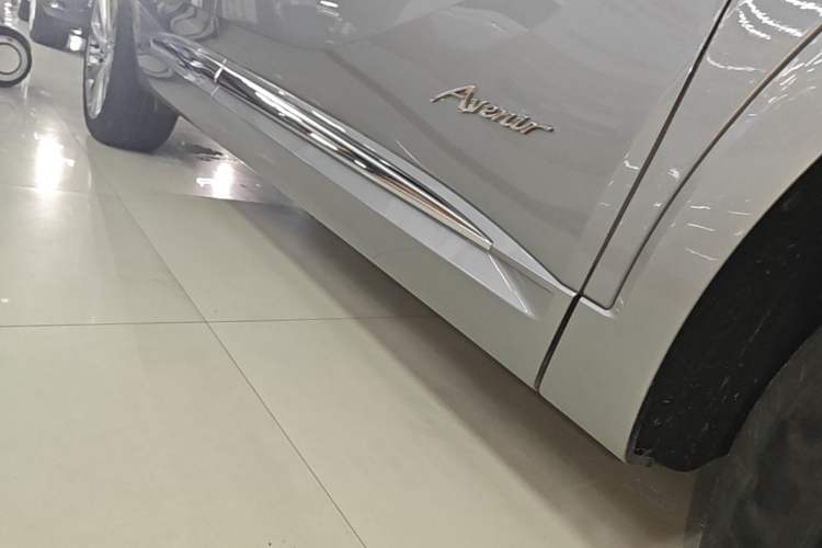 Used Buick Envision 2024 Encore Plus AWD Avenir Right Side Sill