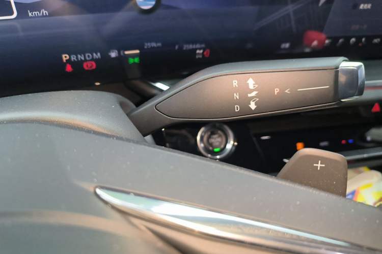 Used Buick Envision 2024 Encore Plus 28T AWD Luxury Edition Gear Lever