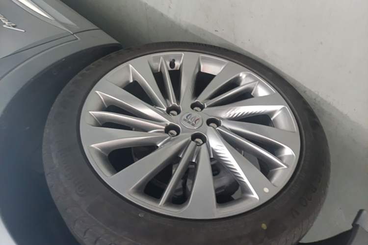 Used Buick Envision 2024 Encore Plus AWD Avenir Left Front Wheel Hub