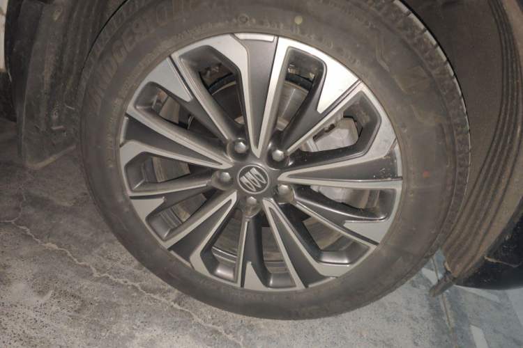Used Buick Envision 2024 Encore S 25T Ignite Black Style Edition Right Front Wheel Hub