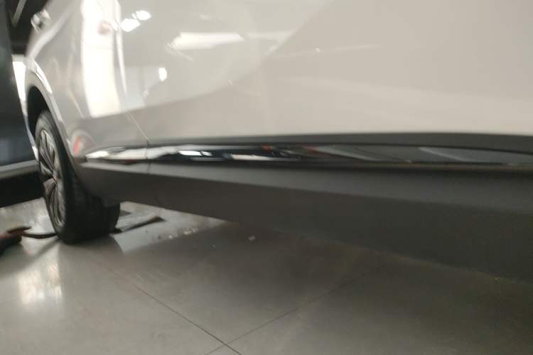 Used Buick Envision 2024 Encore Plus 28T AWD Luxury Edition Right Side Sill
