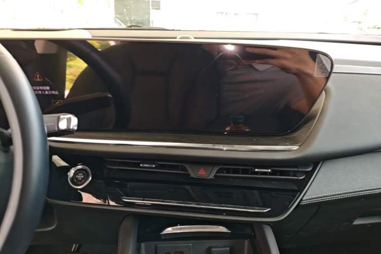 Used Buick Envision 2025 25T Entry-Grade Platinum Edition Audio And AC Panel
