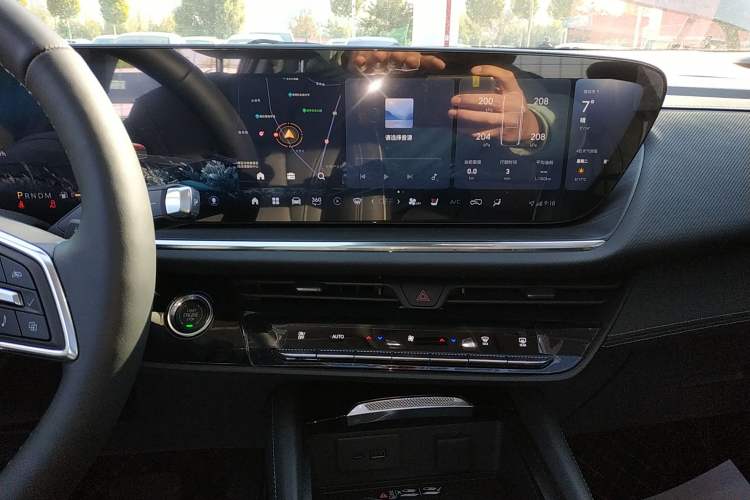 Used Buick Envision 2025 Encore Plus 28T Two-Wheel-Drive Platinum Edition Audio And AC Panel