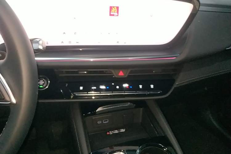 Used Buick Envision 2025 25T Entry-Grade Platinum Edition Audio And AC Panel