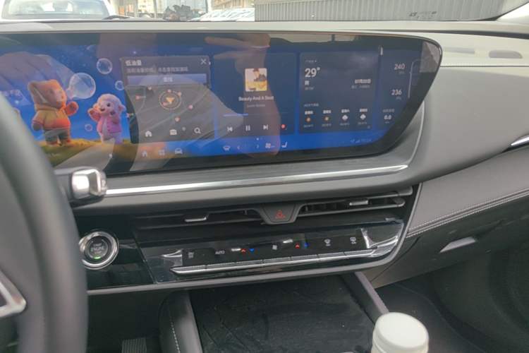 Used Buick Envision 2025 25T Entry-Grade Platinum Edition Audio And AC Panel