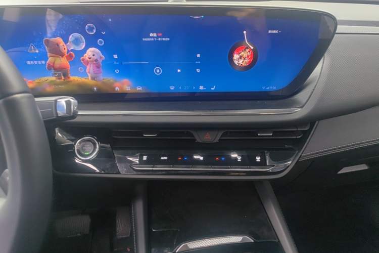 Used Buick Envision 2025 25T Entry-Grade Platinum Edition Audio And AC Panel