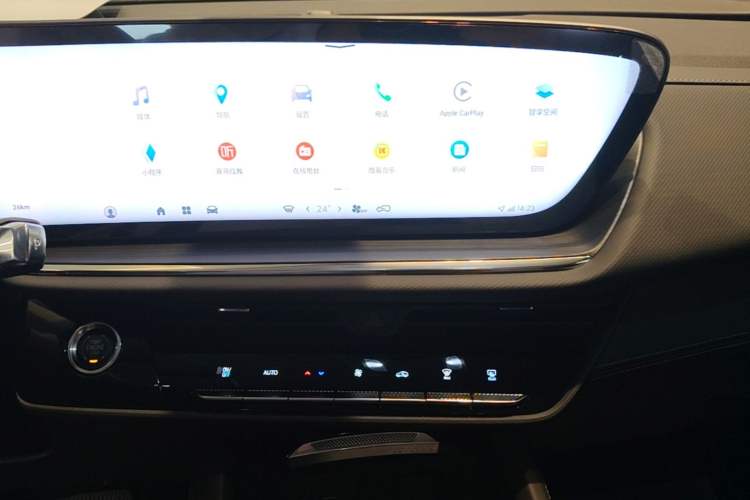 Used Buick Envision 2025 25T Platinum Edition Audio And AC Panel
