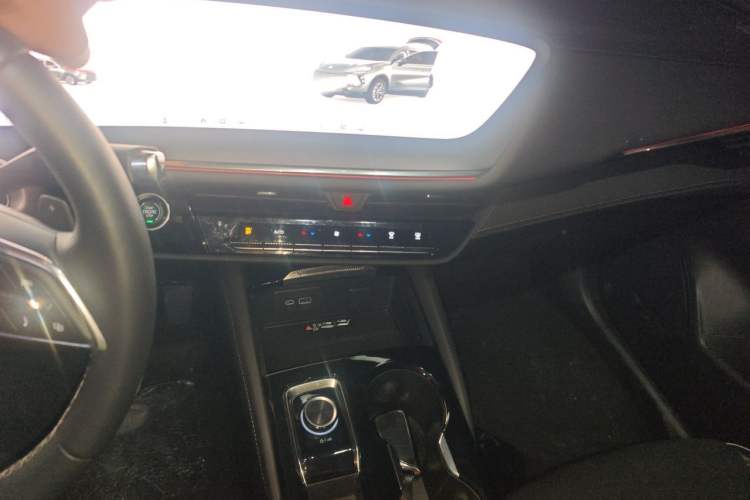 Used Buick Envision 2025 Encore Plus 28T Two-Wheel-Drive Platinum Edition Audio And AC Panel