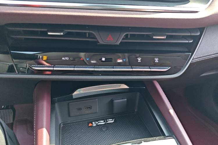Used Buick Envision 2025 Encore Plus 28T Two-Wheel-Drive Platinum Edition Audio And AC Panel