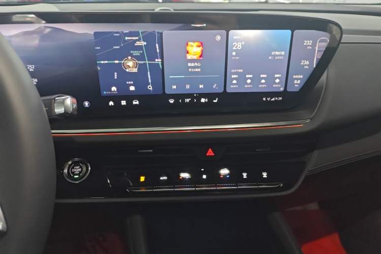 Used Buick Envision 2025 Encore Plus 28T Two-Wheel-Drive Platinum Edition Audio And AC Panel