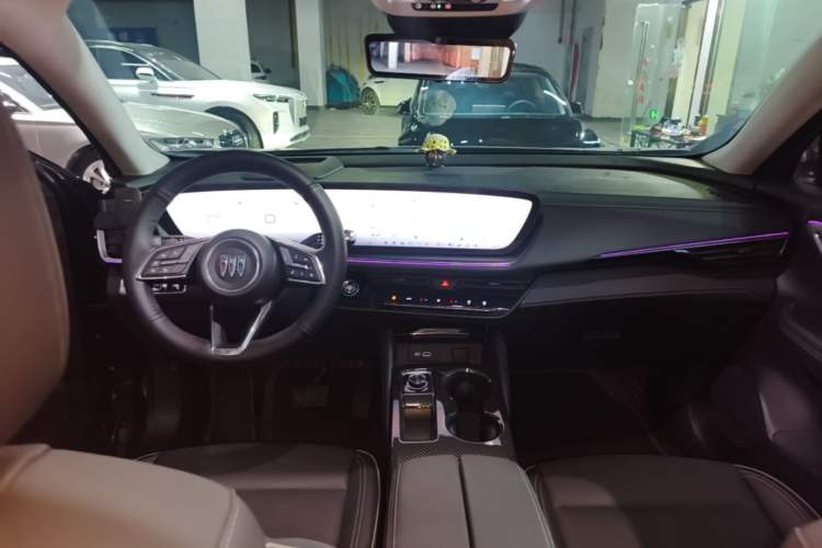 Used Buick Envision 2025 Encore Plus 28T Two-Wheel-Drive Platinum Edition Center Console