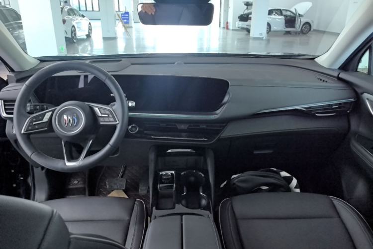Used Buick Envision 2025 Encore Plus 28T Two-Wheel-Drive Platinum Edition Center Console