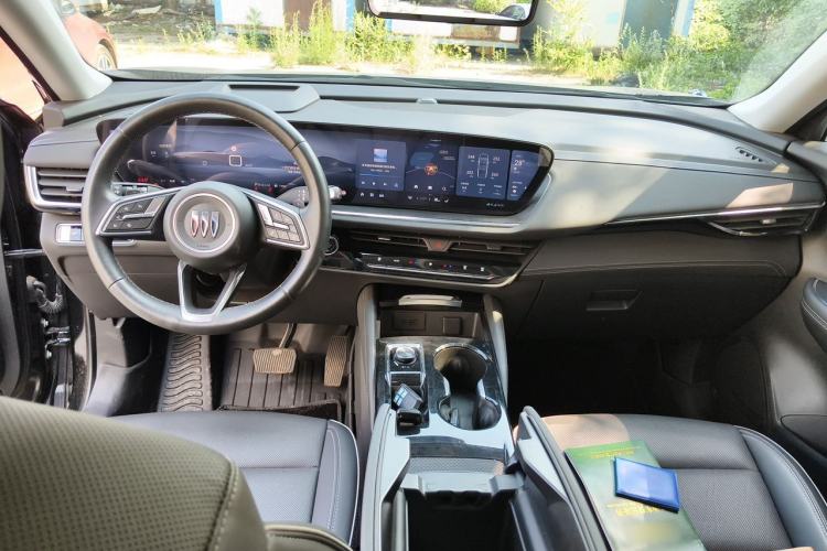 Used Buick Envision 2025 Encore Plus 28T Two-Wheel-Drive Platinum Edition Center Console